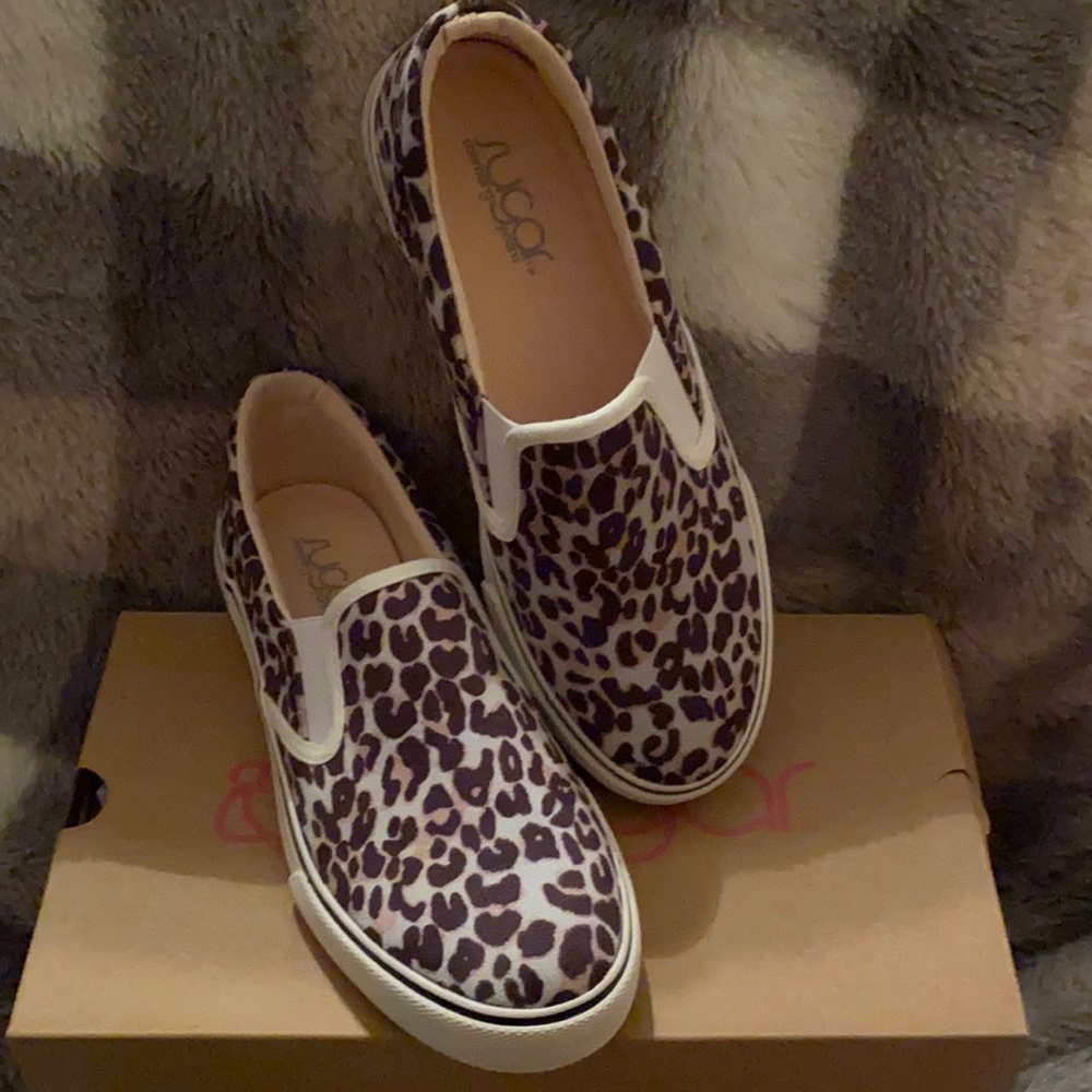 Everyday cheetah sneaks !